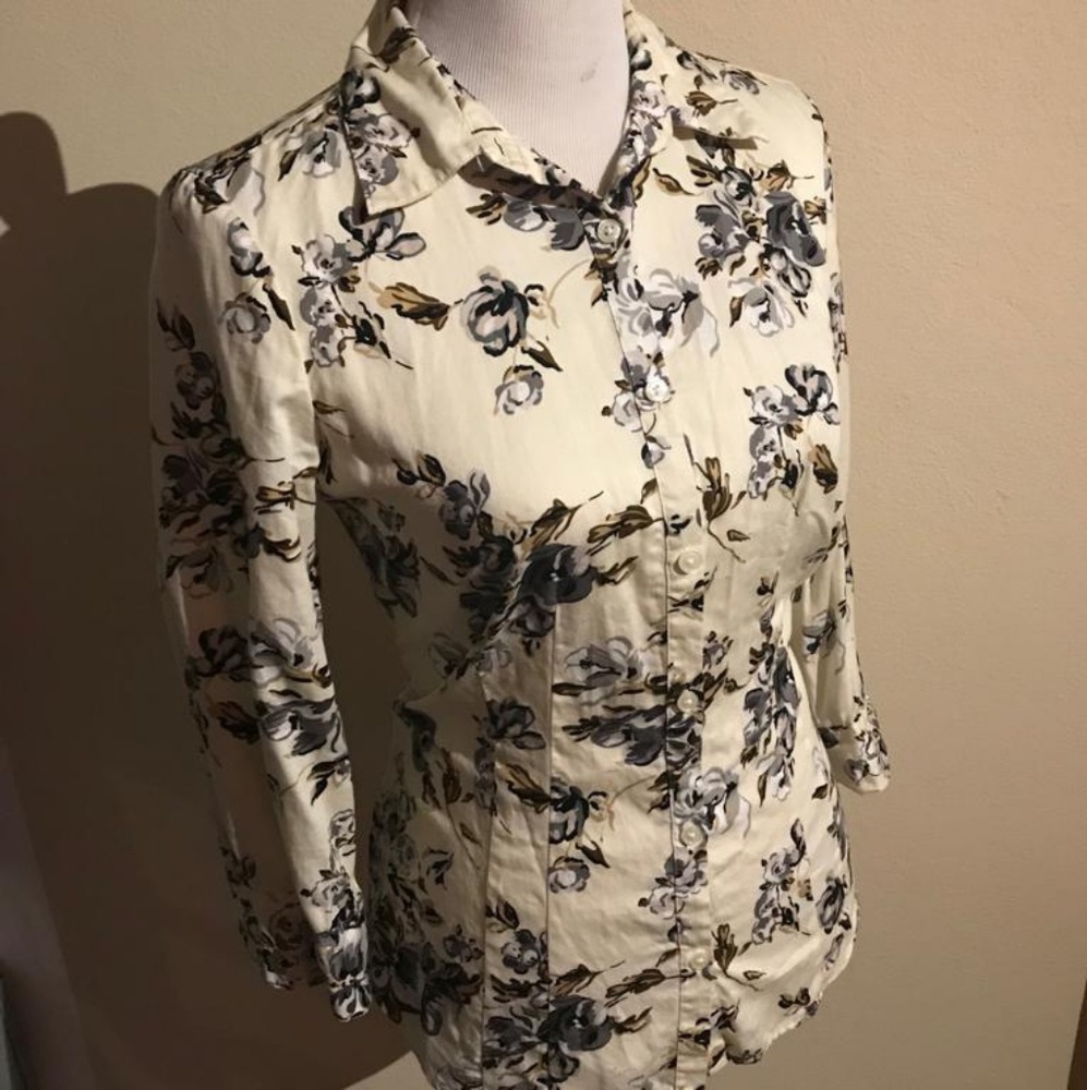 EUC Van Heusen Floral  3/4 Sleeve Button-Down